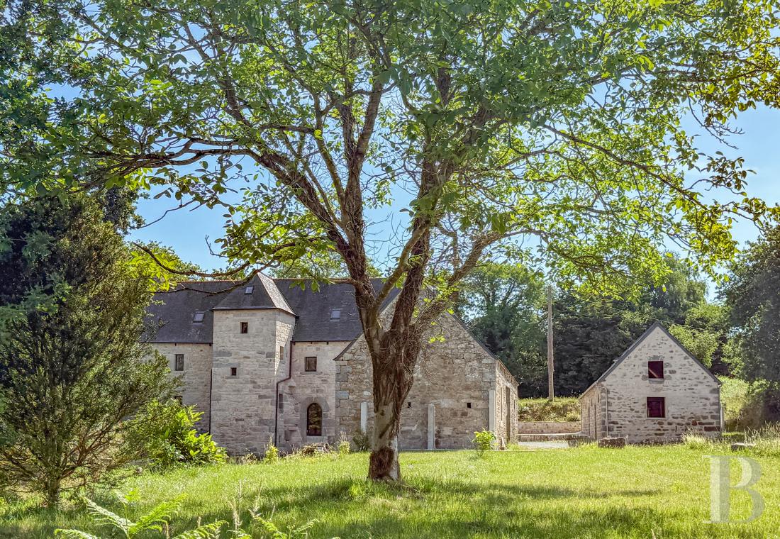 Manors for sale - brittany - Dans le Trégor, à une vingtaine de minutes des premières plages, un manoir des 16e et 17e s. entièrement restauré
